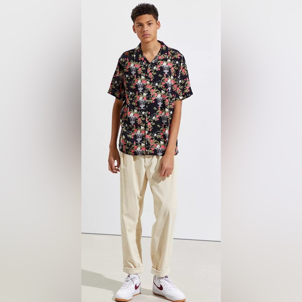 Lazy Oaf Large Nip It In The Bud Short Sleeve But… - image 1